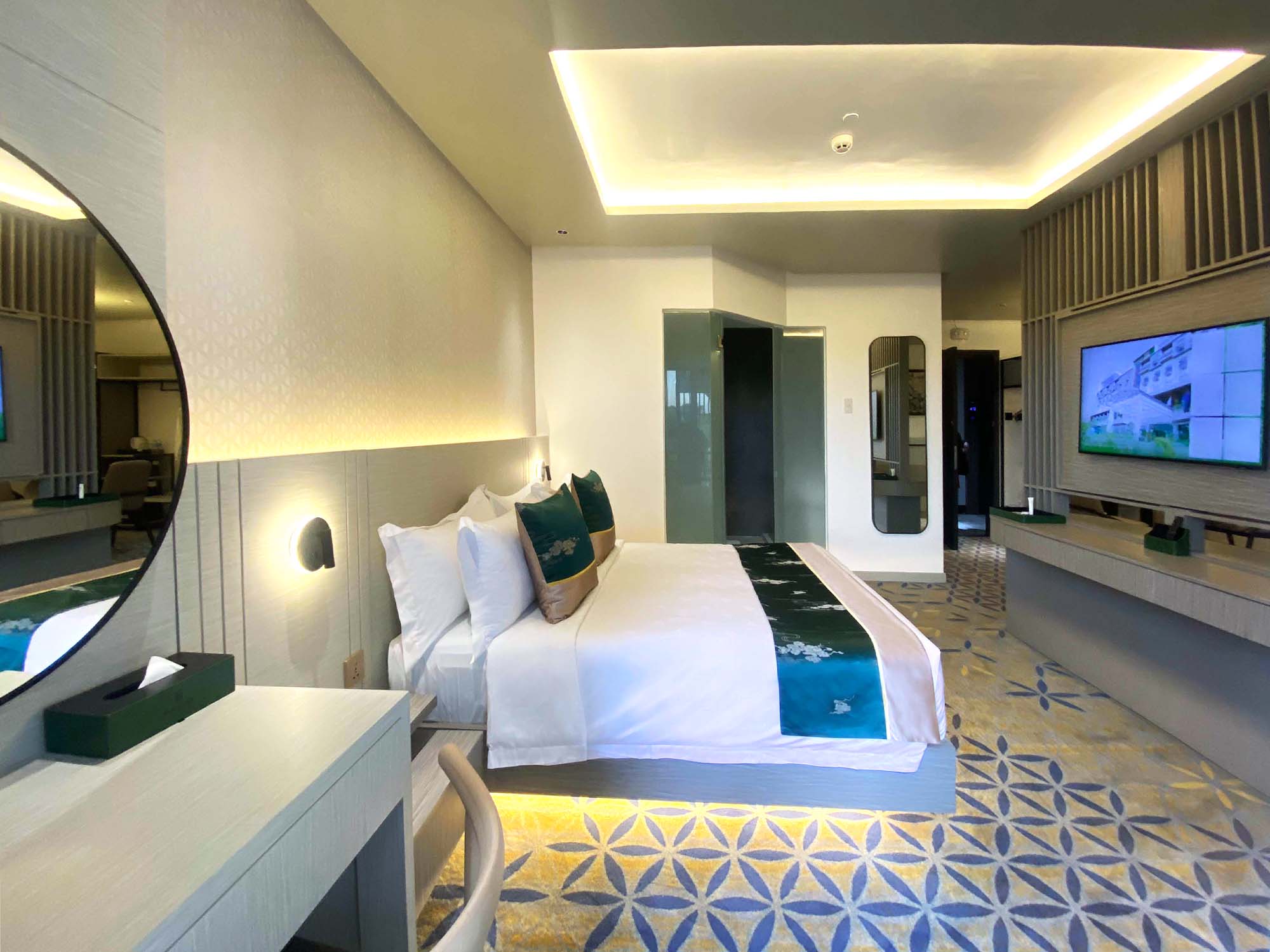 EXECUTIVE SUITE 4